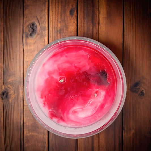 Luxury strawberry and cream scented marble candle in a stunning glass jar with a gold lid. Gives a beautiful fruity aroma.